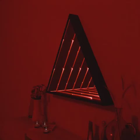 Dreieckiger LED Infinity Spiegel _ RGB Wandleuchte